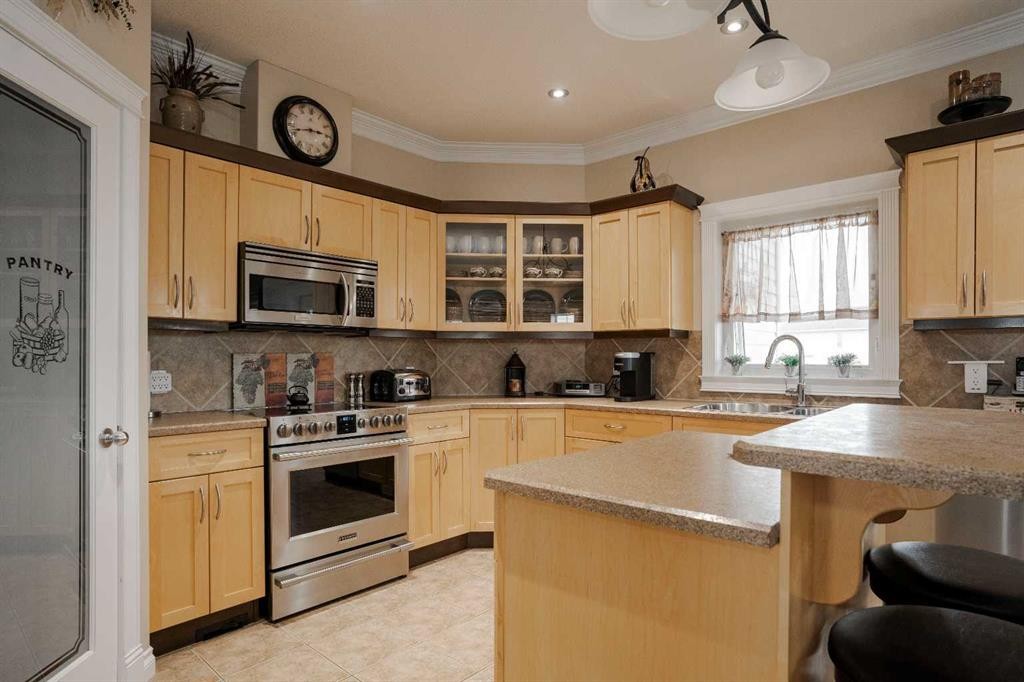 128 Dogwood Lane, Fort Mcmurray, AB - Indoor Photo Showing Kitchen