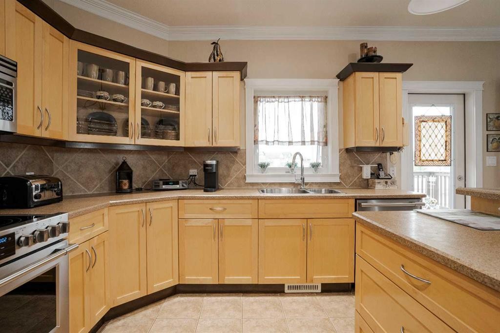 128 Dogwood Lane, Fort Mcmurray, AB - Indoor Photo Showing Kitchen With Double Sink