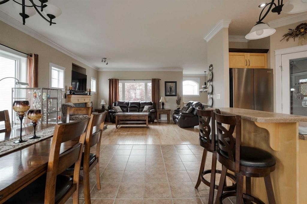 128 Dogwood Lane, Fort Mcmurray, AB - Indoor Photo Showing Dining Room
