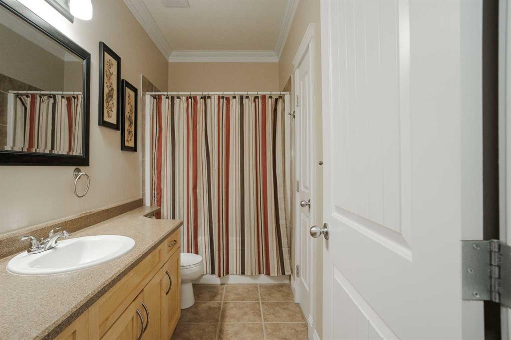 128 Dogwood Lane, Fort Mcmurray, AB - Indoor Photo Showing Bathroom
