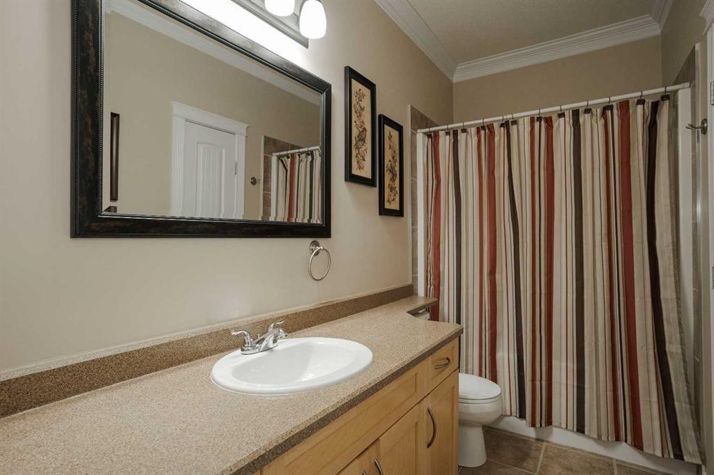128 Dogwood Lane, Fort Mcmurray, AB - Indoor Photo Showing Bathroom
