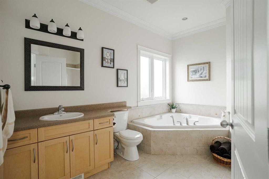 128 Dogwood Lane, Fort Mcmurray, AB - Indoor Photo Showing Bathroom