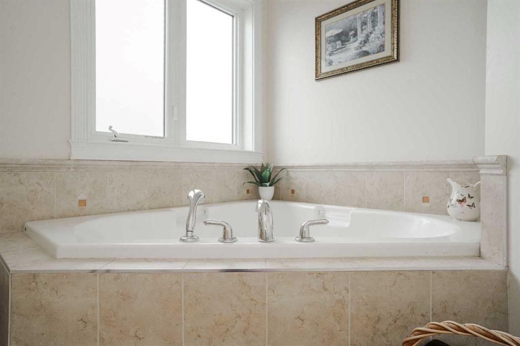 128 Dogwood Lane, Fort Mcmurray, AB - Indoor Photo Showing Bathroom
