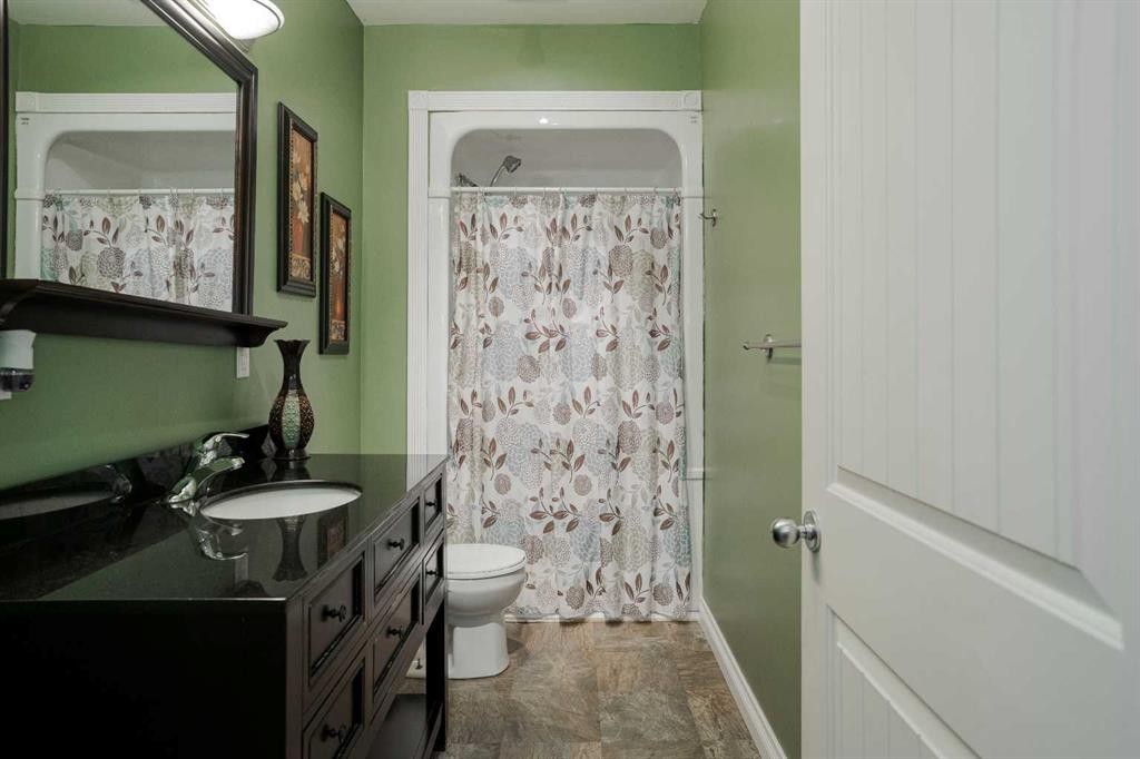 128 Dogwood Lane, Fort Mcmurray, AB - Indoor Photo Showing Bathroom