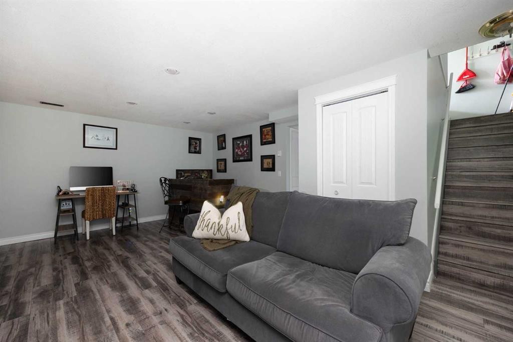 162 Chestnut Way, Fort Mcmurray, AB - Indoor Photo Showing Living Room