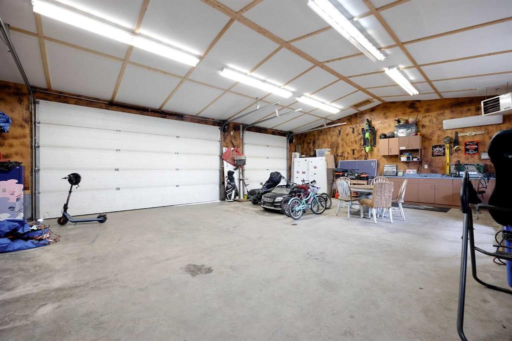 162 Chestnut Way, Fort Mcmurray, AB - Indoor Photo Showing Garage
