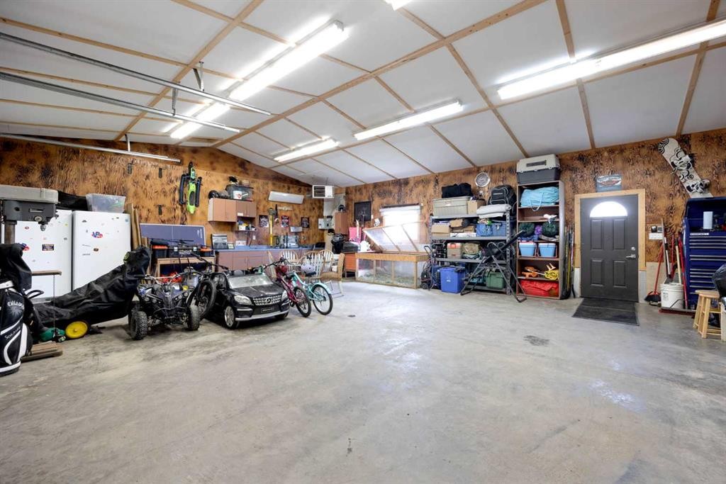 162 Chestnut Way, Fort Mcmurray, AB - Indoor Photo Showing Garage