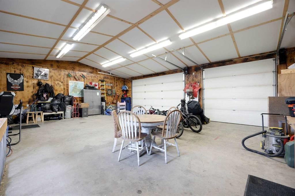 162 Chestnut Way, Fort Mcmurray, AB - Indoor Photo Showing Garage