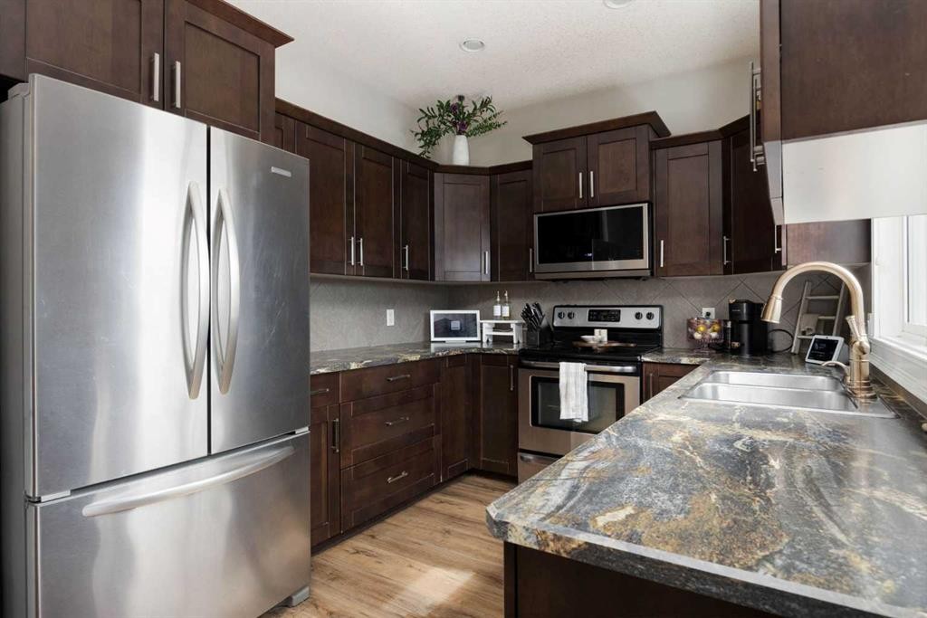 162 Chestnut Way, Fort Mcmurray, AB - Indoor Photo Showing Kitchen With Double Sink