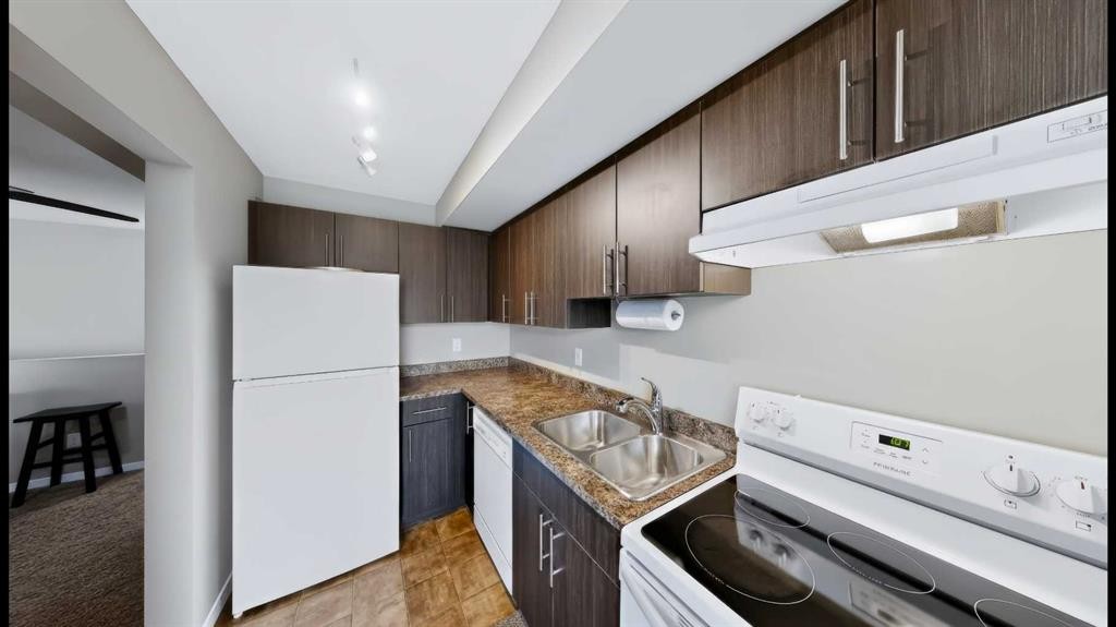 524-201 Abasand Drive, Fort Mcmurray, AB - Indoor Photo Showing Kitchen With Double Sink