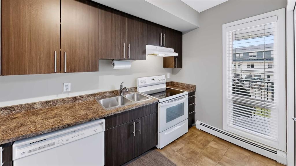 524-201 Abasand Drive, Fort Mcmurray, AB - Indoor Photo Showing Kitchen With Double Sink