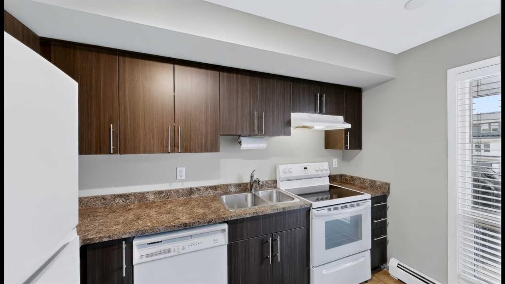 524-201 Abasand Drive, Fort Mcmurray, AB - Indoor Photo Showing Kitchen With Double Sink
