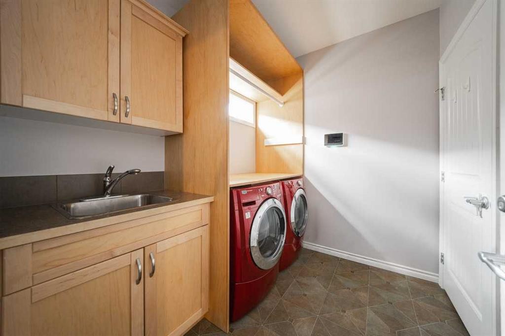 521 Walnut Crescent, Fort Mcmurray, AB - Indoor Photo Showing Laundry Room