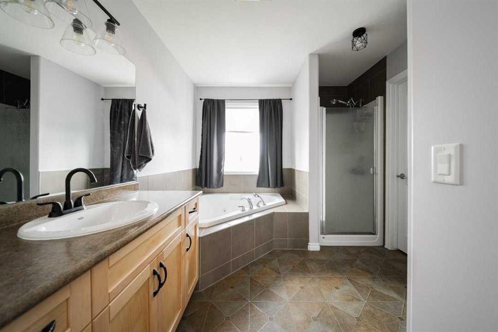 521 Walnut Crescent, Fort Mcmurray, AB - Indoor Photo Showing Bathroom