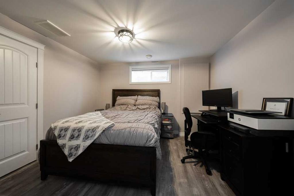 521 Walnut Crescent, Fort Mcmurray, AB - Indoor Photo Showing Bedroom