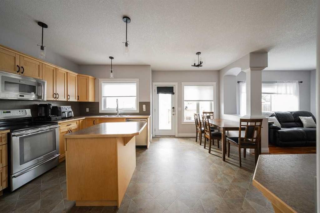 521 Walnut Crescent, Fort Mcmurray, AB - Indoor Photo Showing Kitchen