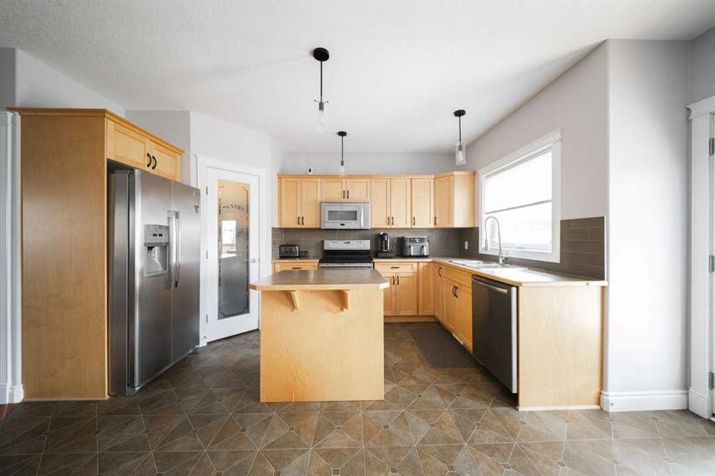 521 Walnut Crescent, Fort Mcmurray, AB - Indoor Photo Showing Kitchen