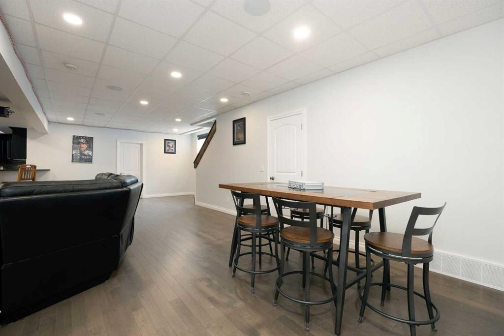 125 Beardsley Crescent, Fort Mcmurray, AB - Indoor Photo Showing Dining Room