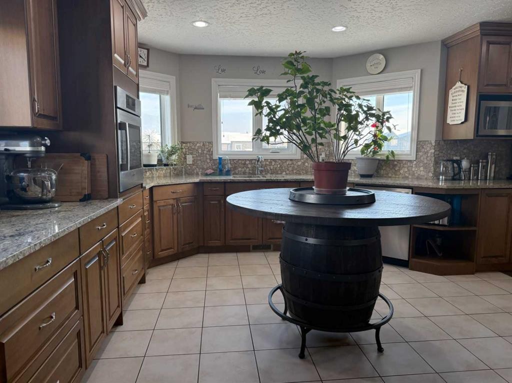 125 Beardsley Crescent, Fort Mcmurray, AB - Indoor Photo Showing Kitchen