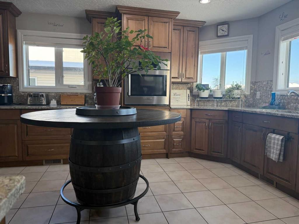 125 Beardsley Crescent, Fort Mcmurray, AB - Indoor Photo Showing Kitchen