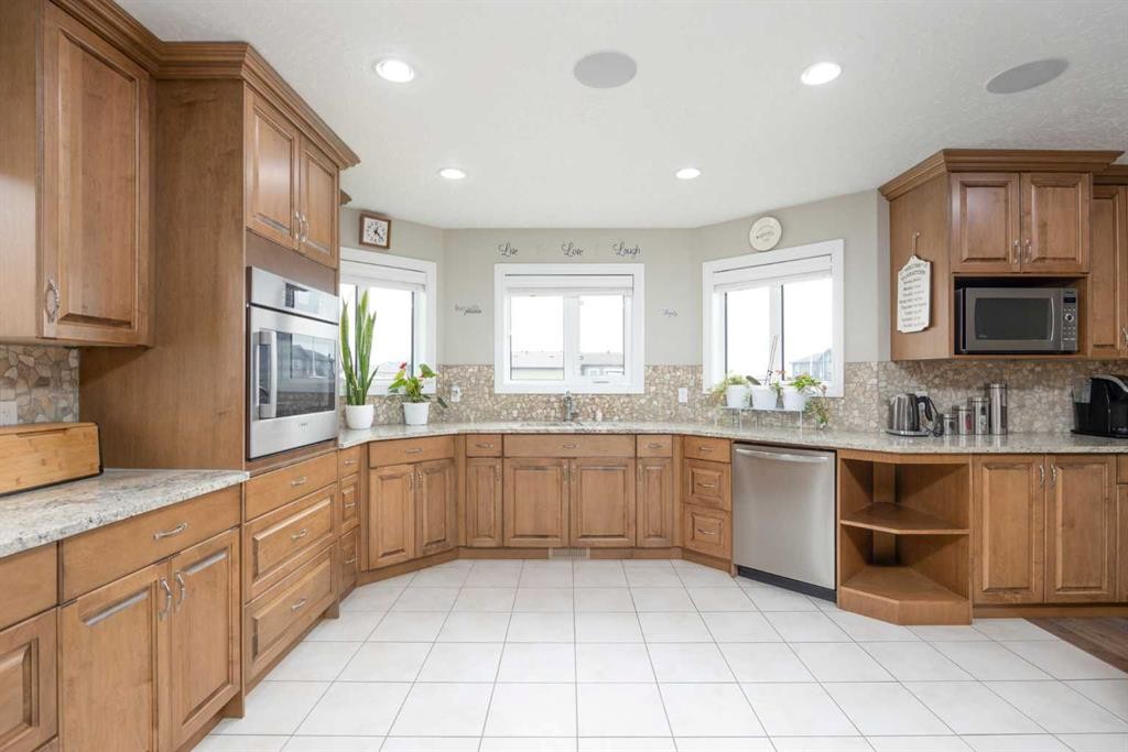 125 Beardsley Crescent, Fort Mcmurray, AB - Indoor Photo Showing Kitchen