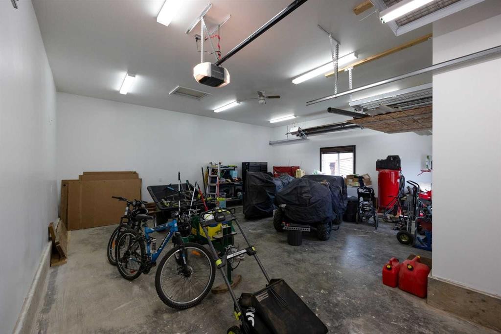125 Beardsley Crescent, Fort Mcmurray, AB - Indoor Photo Showing Garage