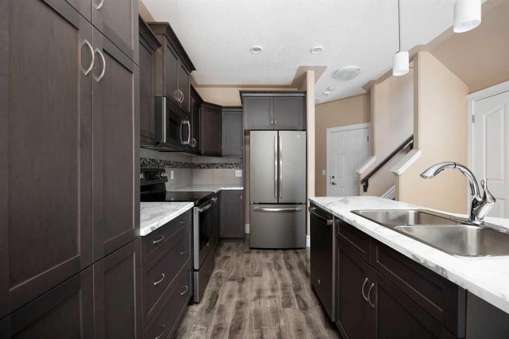 154 Athabasca Crescent, Fort Mcmurray, AB - Indoor Photo Showing Kitchen With Stainless Steel Kitchen With Double Sink