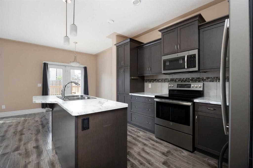 154 Athabasca Crescent, Fort Mcmurray, AB - Indoor Photo Showing Kitchen With Double Sink