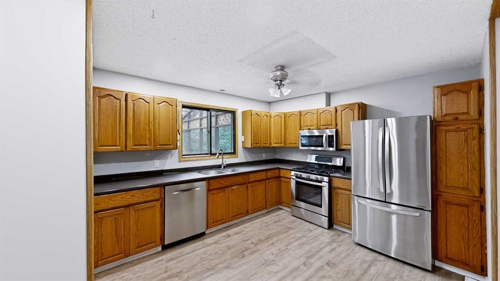 245 Bacon Place, Fort Mcmurray, AB - Indoor Photo Showing Kitchen With Double Sink