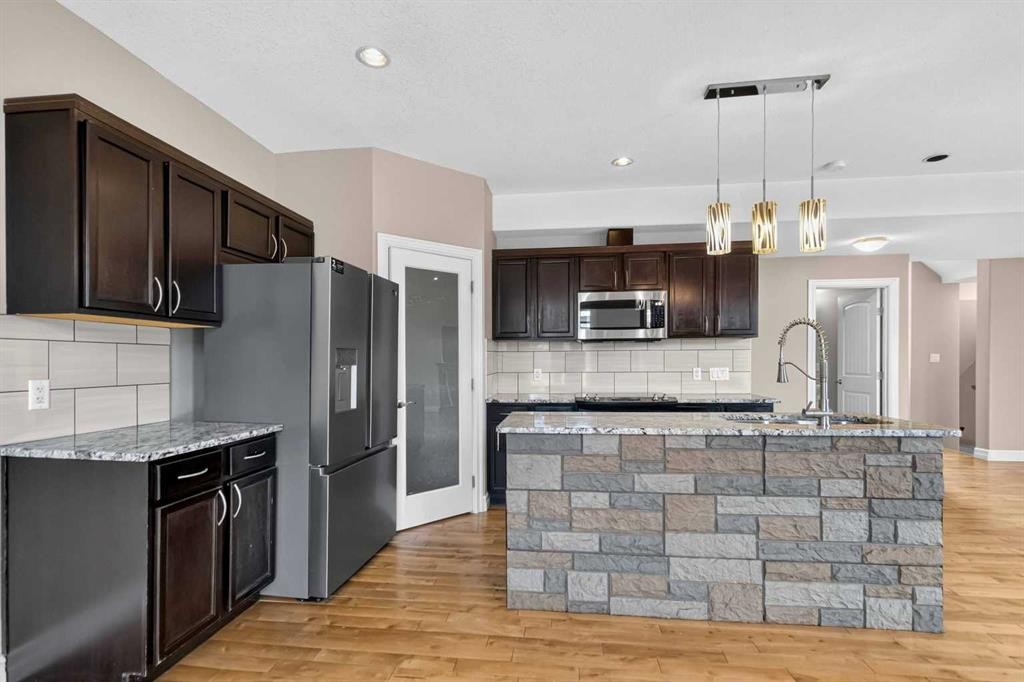 104 Killdeer Way, Fort Mcmurray, AB - Indoor Photo Showing Kitchen With Stainless Steel Kitchen With Upgraded Kitchen