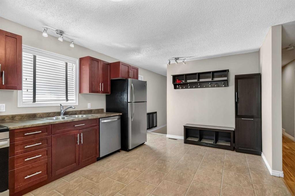 177 Leigh Crescent, Fort Mcmurray, AB - Indoor Photo Showing Kitchen With Double Sink