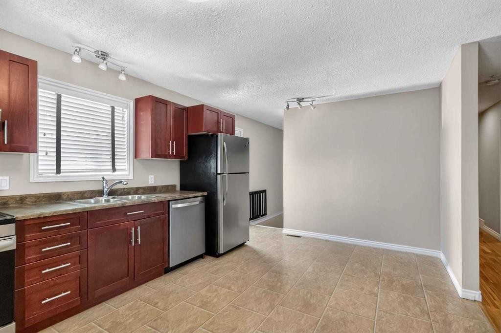 177 Leigh Crescent, Fort Mcmurray, AB - Indoor Photo Showing Kitchen With Double Sink