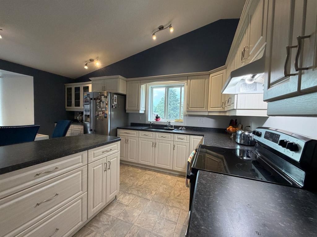 708 6 Street, Smith, AB - Indoor Photo Showing Kitchen With Double Sink
