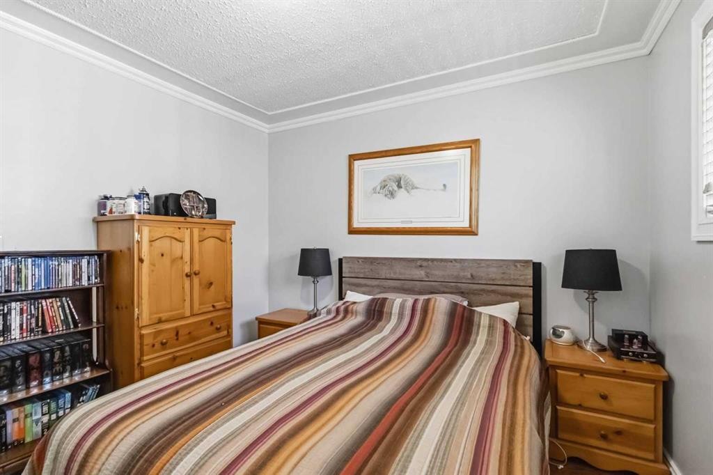 125 Oaks Crescent, Fort Mcmurray, AB - Indoor Photo Showing Bedroom