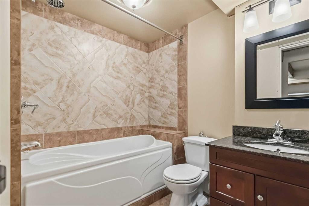 125 Oaks Crescent, Fort Mcmurray, AB - Indoor Photo Showing Bathroom