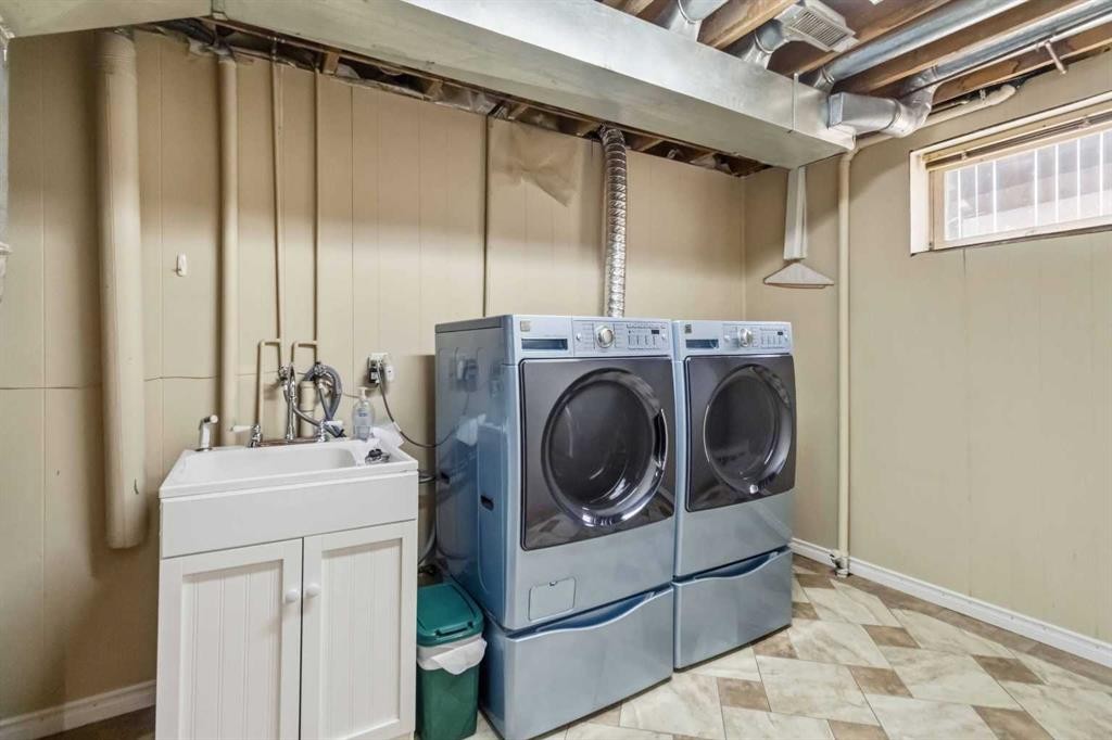 125 Oaks Crescent, Fort Mcmurray, AB - Indoor Photo Showing Laundry Room