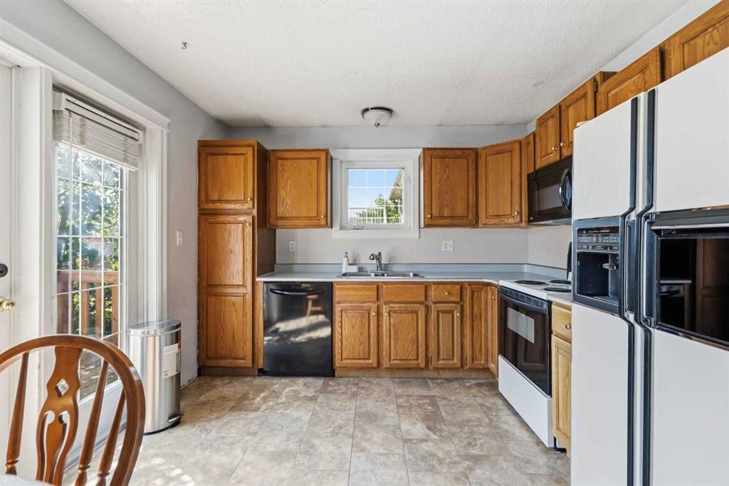 125 Oaks Crescent, Fort Mcmurray, AB - Indoor Photo Showing Kitchen With Double Sink
