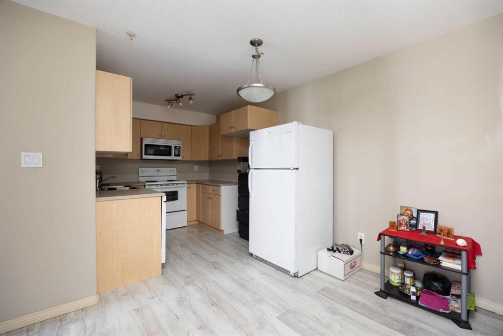 2302-200 Lougheed Drive, Fort Mcmurray, AB - Indoor Photo Showing Kitchen