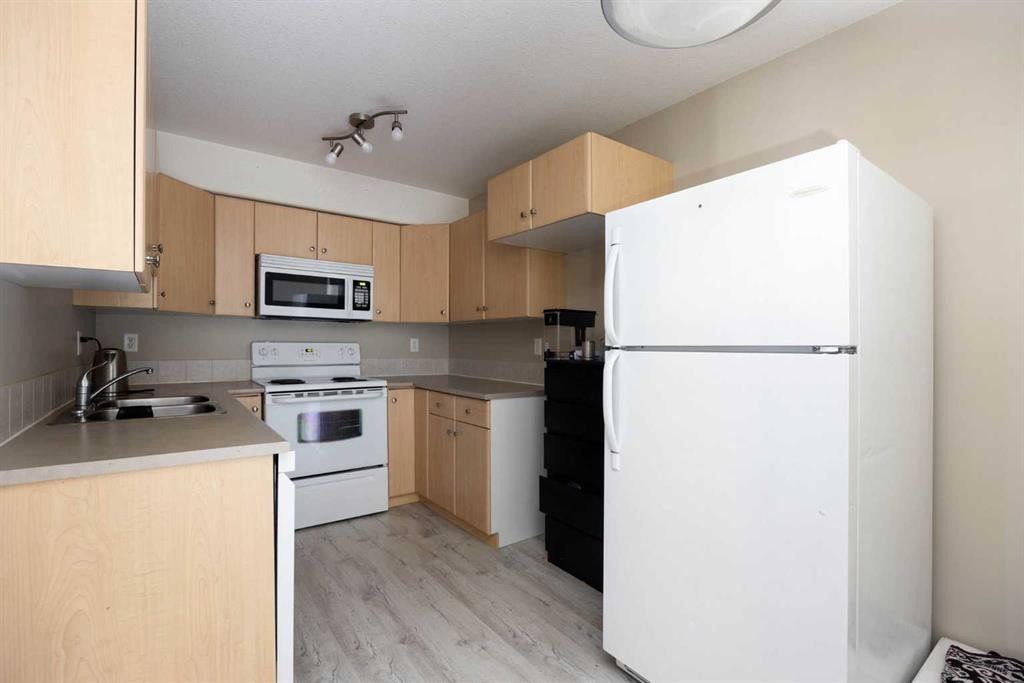 2302-200 Lougheed Drive, Fort Mcmurray, AB - Indoor Photo Showing Kitchen With Double Sink