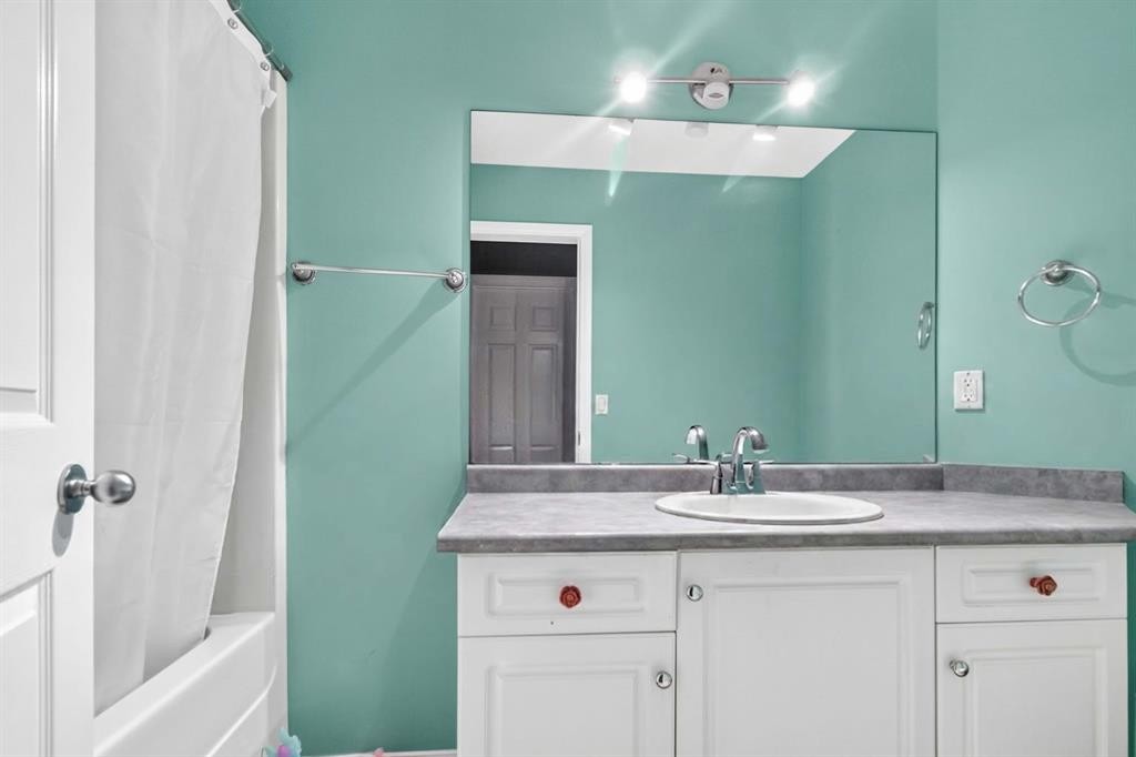 337 Diefenbaker Drive, Fort Mcmurray, AB - Indoor Photo Showing Bathroom