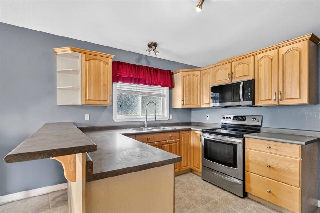 337 Diefenbaker Drive, Fort Mcmurray, AB - Indoor Photo Showing Kitchen With Double Sink