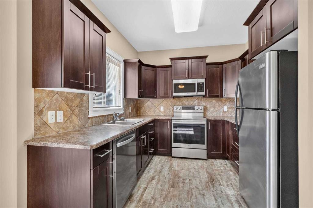 164 Fireweed Crescent, Fort Mcmurray, AB - Indoor Photo Showing Kitchen With Double Sink With Upgraded Kitchen