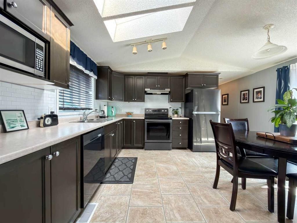 373 Harpe Way, Fort Mcmurray, AB - Indoor Photo Showing Kitchen With Double Sink