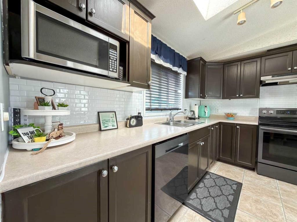 373 Harpe Way, Fort Mcmurray, AB - Indoor Photo Showing Kitchen With Double Sink