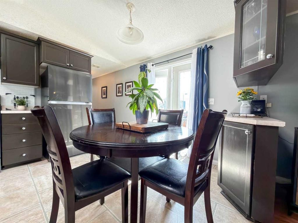 373 Harpe Way, Fort Mcmurray, AB - Indoor Photo Showing Dining Room