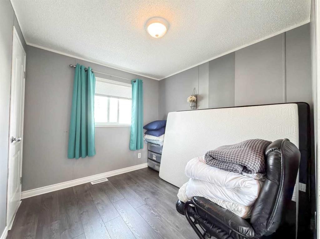 373 Harpe Way, Fort Mcmurray, AB - Indoor Photo Showing Bedroom