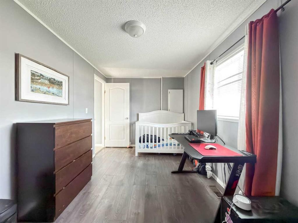 373 Harpe Way, Fort Mcmurray, AB - Indoor Photo Showing Bedroom
