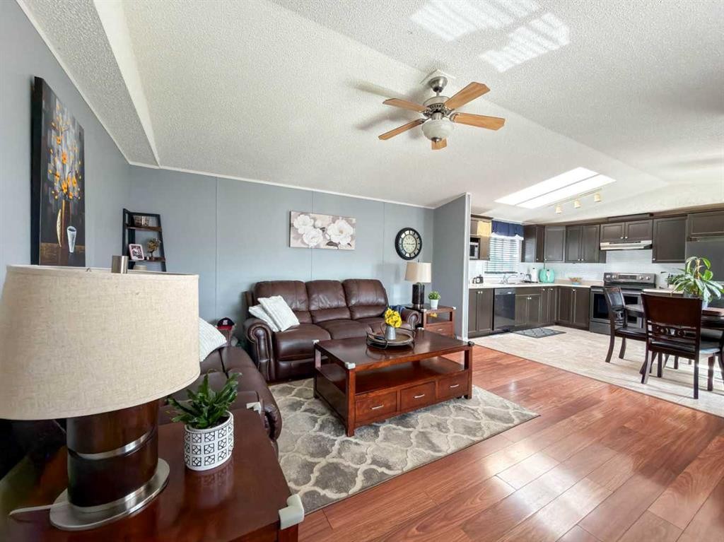 373 Harpe Way, Fort Mcmurray, AB - Indoor Photo Showing Living Room