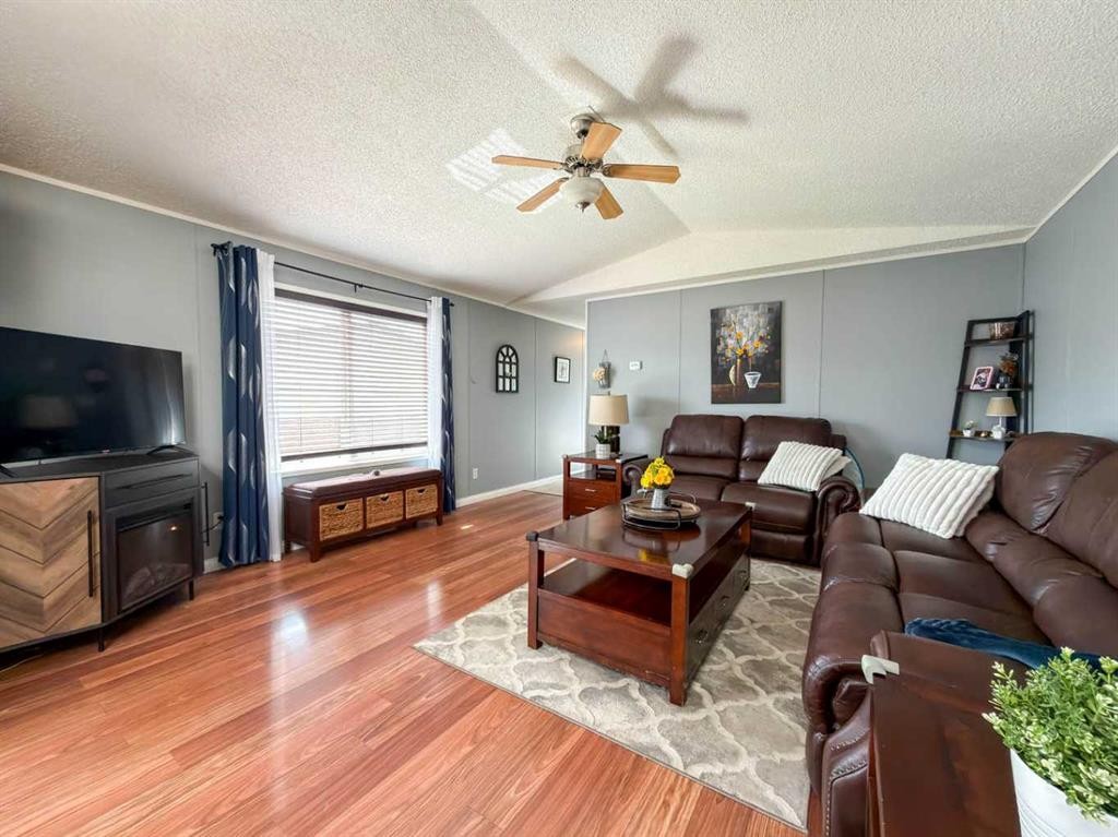 373 Harpe Way, Fort Mcmurray, AB - Indoor Photo Showing Living Room