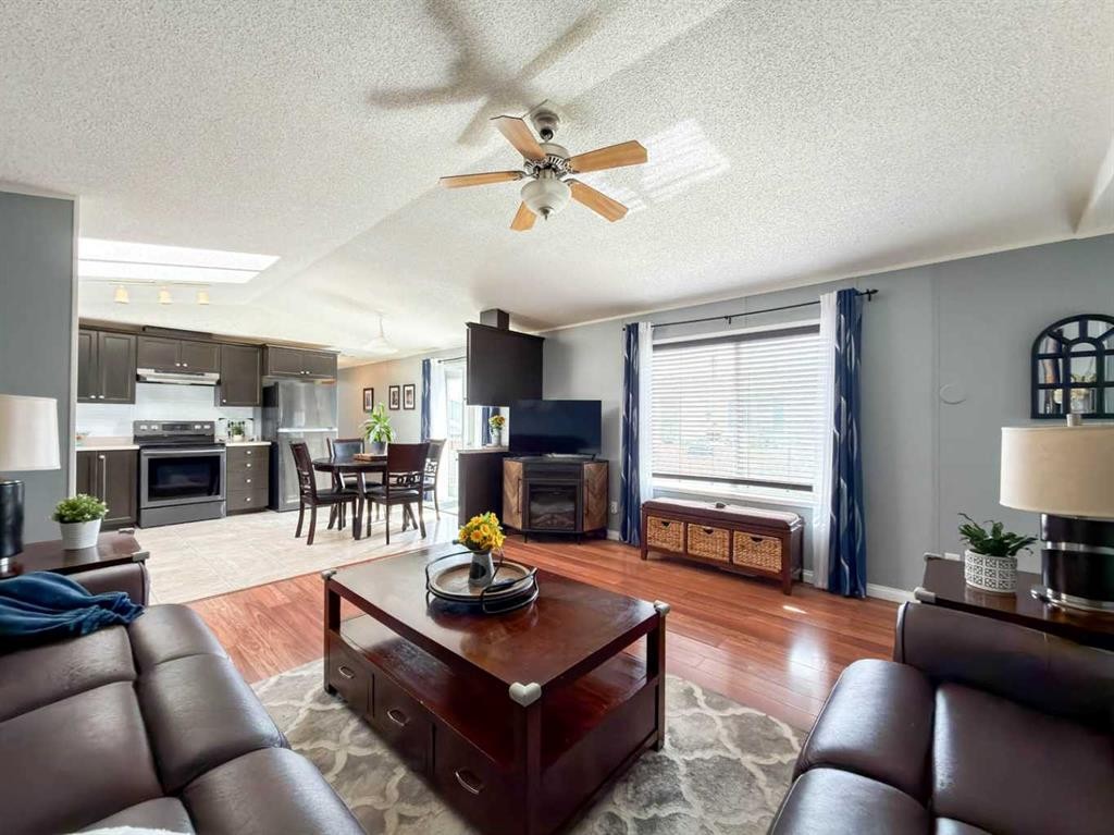 373 Harpe Way, Fort Mcmurray, AB - Indoor Photo Showing Living Room